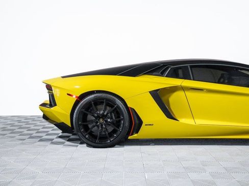 Used 2016 Lamborghini Aventador LP 700-4 AWD/4WD image 2