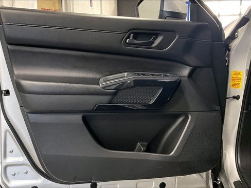 Used 2023 Nissan Pathfinder SV AWD/4WD image 9