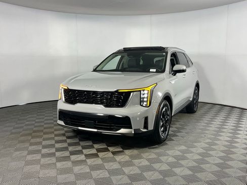 Used 2025 Kia Sorento S w/ Panoramic Sunroof Package image 4