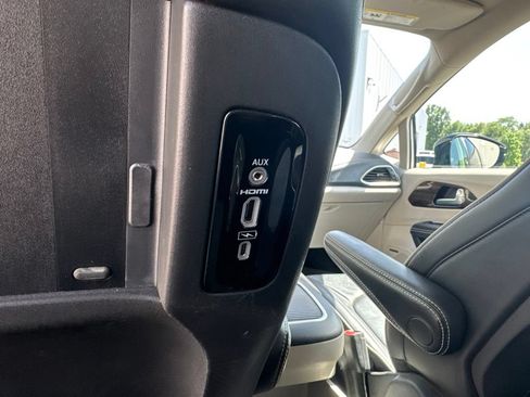 Used 2023 Chrysler Pacifica Limited w/ Uconnect Theater Family Group FWD image 25