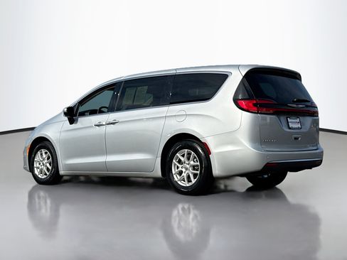 Used 2023 Chrysler Pacifica Touring-L FWD image 13