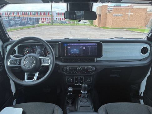 Used 2025 Jeep Wrangler Unlimited Sahara AWD/4WD image 32