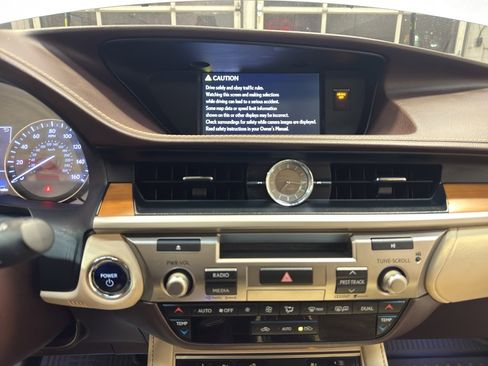 Used 2016 Lexus ES 300h image 18