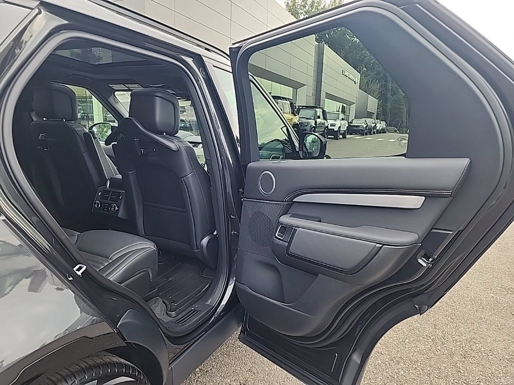 New 2026 Land Rover Discovery Limited Edition AWD/4WD image 17