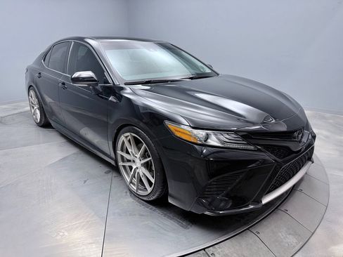 Used 2019 Toyota Camry XSE image 3