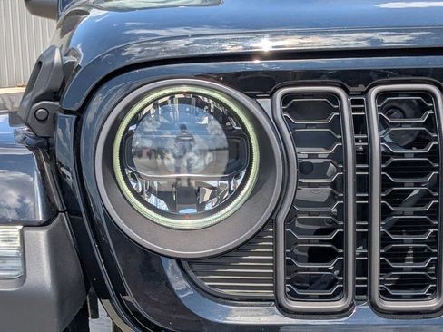 Used 2024 Jeep Gladiator Sport AWD/4WD image 12