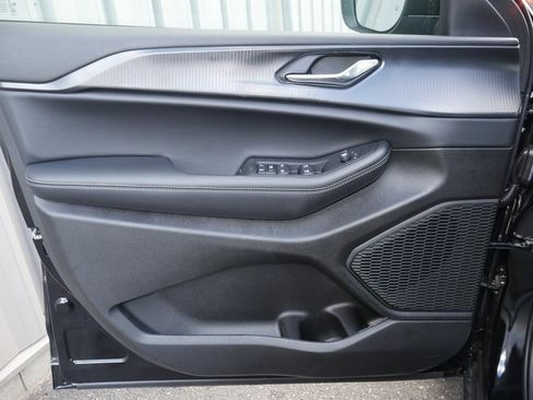 New 2025 Jeep Grand Cherokee Laredo X w/ Luxury Tech Group I image 15