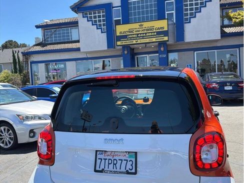 Used 2016 smart fortwo Proxy RWD image 32