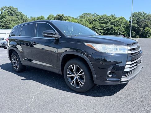 Used 2019 Toyota Highlander LE FWD image 2
