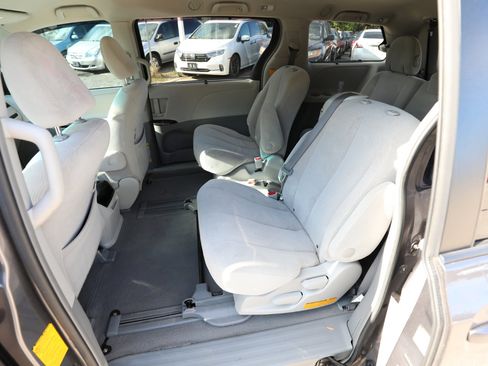 Used 2011 Toyota Sienna LE image 14