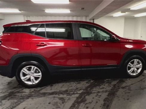 Used 2024 GMC Terrain SLE image 9