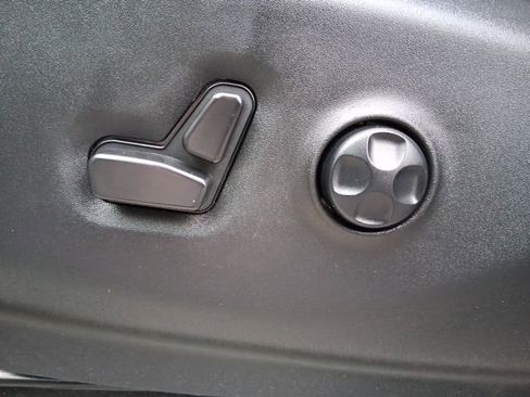 Used 2024 Chrysler Pacifica Touring-L image 14