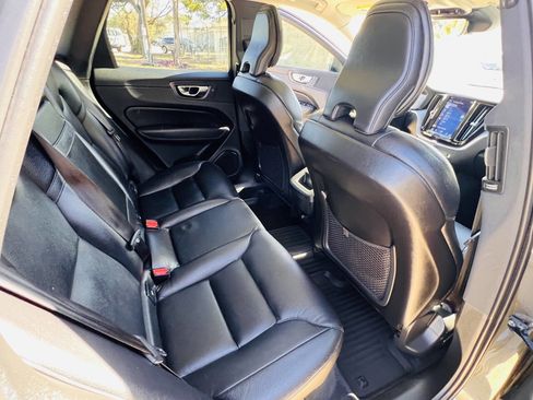 Used 2020 Volvo XC60 T5 Momentum w/ Protection Package Premier image 22