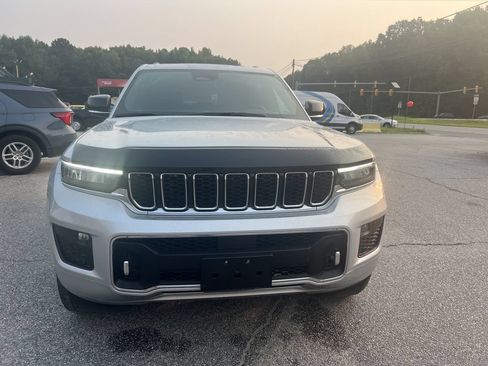 Used 2022 Jeep Grand Cherokee Overland w/ Luxury Tech Group IV AWD/4WD image 2