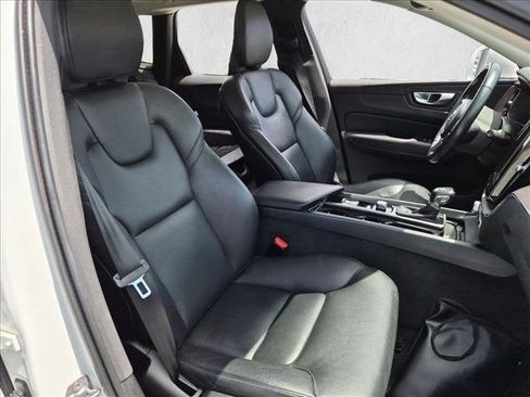Used 2021 Volvo XC60 T5 Momentum w/ Premium Package AWD/4WD image 11