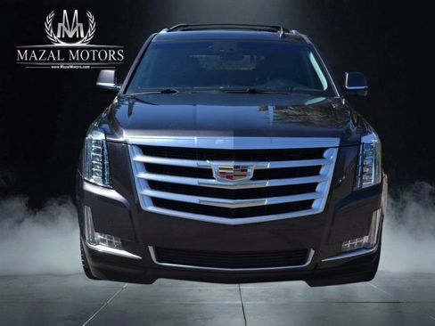 Used 2018 Cadillac Escalade Luxury AWD/4WD image 4