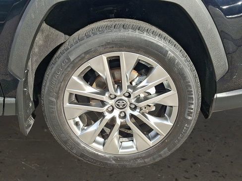 Used 2021 Toyota RAV4 XLE Premium image 9