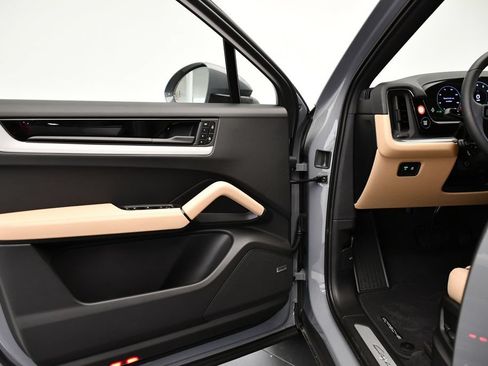 Certified 2026 Porsche Cayenne Coupe AWD/4WD image 37