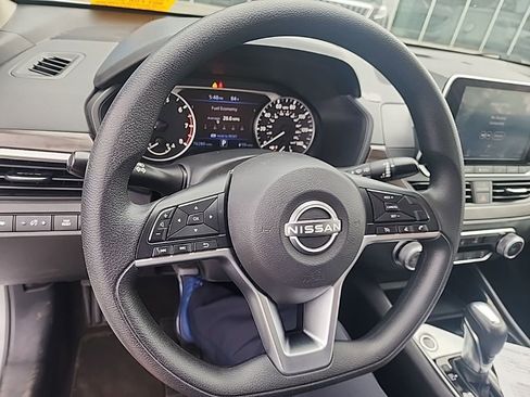 Used 2024 Nissan Altima 2.5 SV image 7