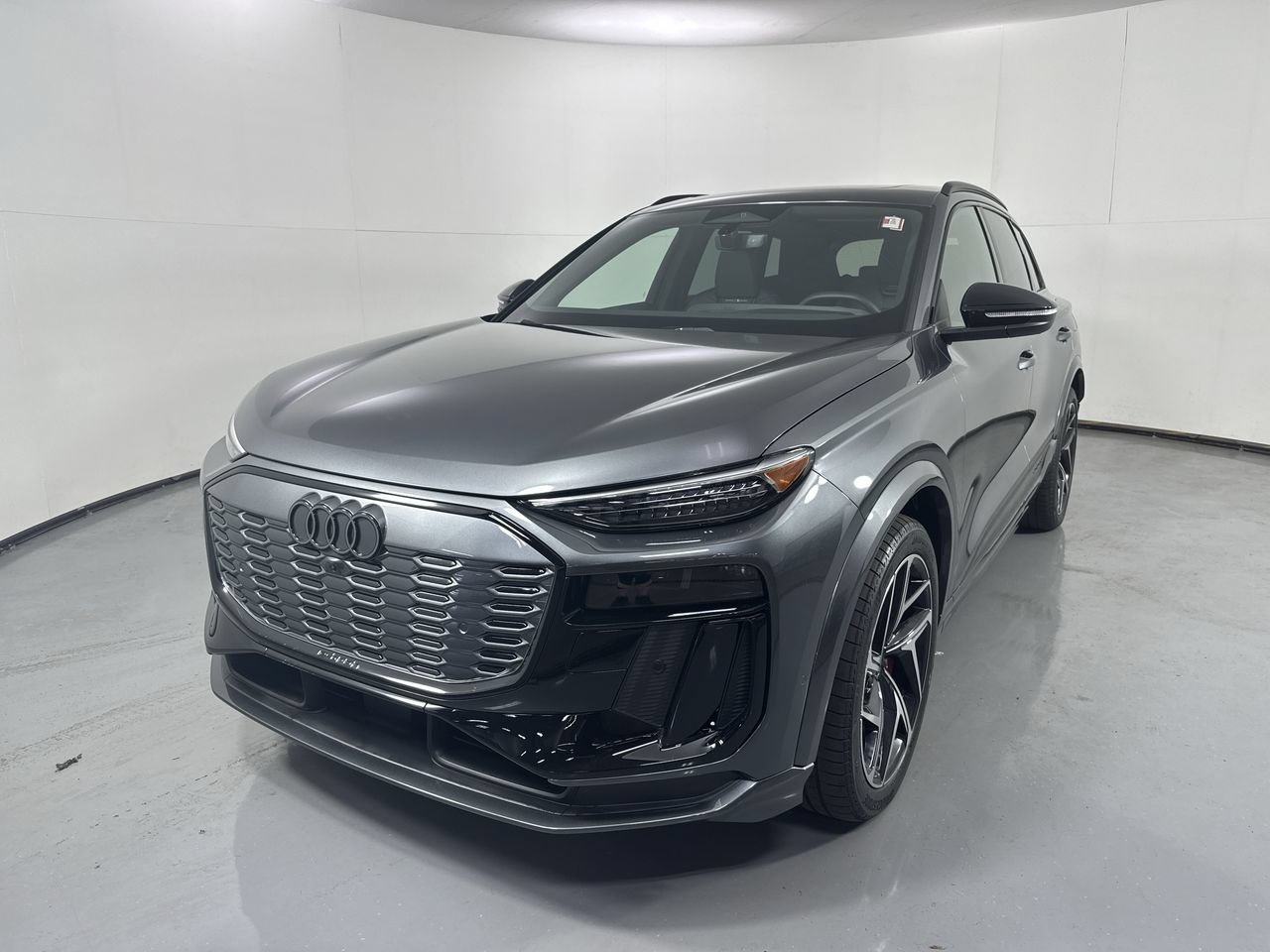 Used 2025 Audi SQ6 e-tron Premium Plus w/ Premium Plus AWD/4WD image 29