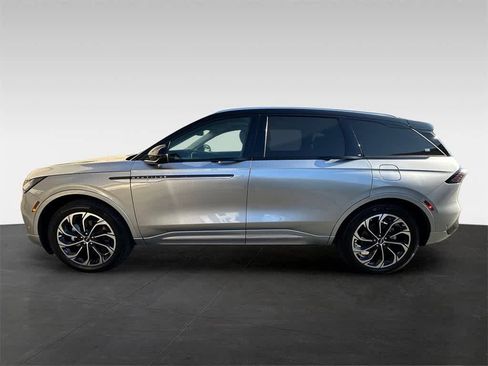 Used 2024 Lincoln Nautilus Reserve image 3