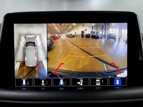 Used 2021 GMC Yukon AT4 w/ Technology Package AWD/4WD image 10