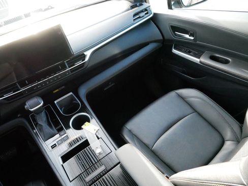 Used 2025 Toyota Sienna XLE Woodland Edition image 11