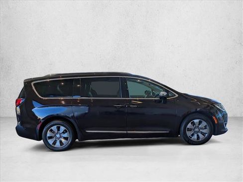 Used 2017 Chrysler Pacifica Platinum image 4