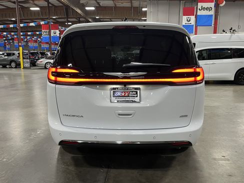 New 2026 Chrysler Pacifica Select AWD/4WD image 4