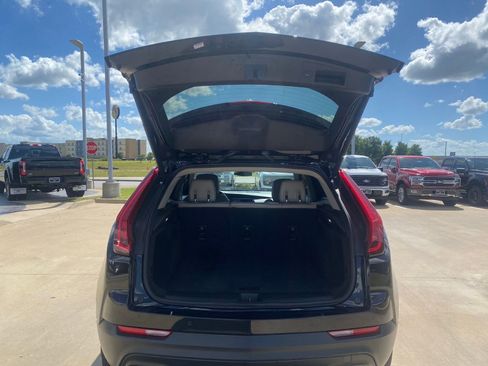 Used 2023 Cadillac XT4 Luxury w/ Cold Weather Package FWD image 5