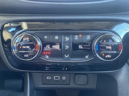 Used 2022 Buick Encore GX Essence w/ Experience Buick Package image 21