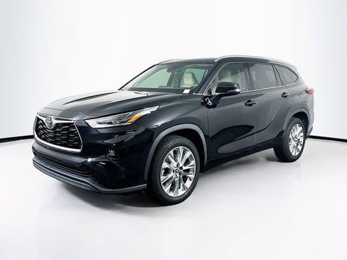 Used 2021 Toyota Highlander Limited FWD image 3