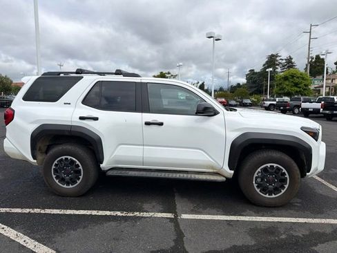 Used 2025 Toyota 4Runner SR5 AWD/4WD image 5
