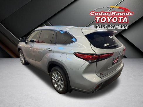 Used 2023 Toyota Highlander Limited image 3