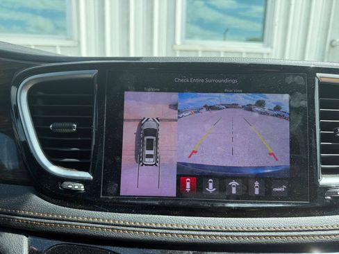 Used 2023 Chrysler Pacifica Pinnacle AWD/4WD image 10