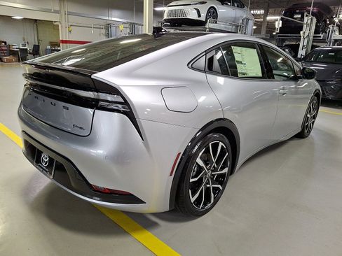 New 2026 Toyota Prius Plug-In Hybrid FWD image 4
