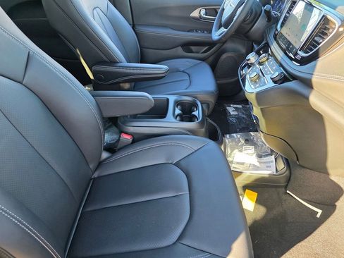 New 2026 Chrysler Pacifica Select image 13