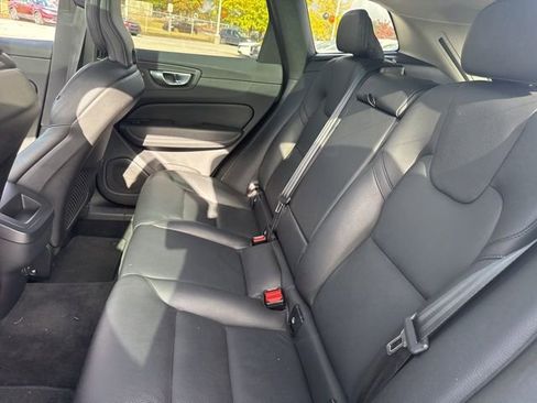 Used 2022 Volvo XC60 B5 Momentum image 20