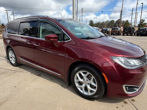 Used 2018 Chrysler Pacifica Touring-L w/ Tire & Wheel Group image 5