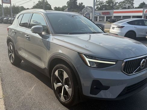 Used 2024 Volvo XC40 B5 Plus AWD/4WD image 4