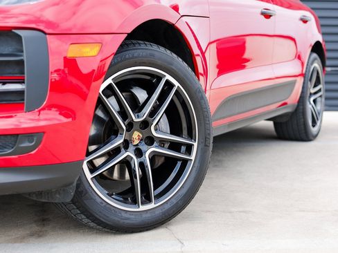 Certified 2021 Porsche Macan image 12