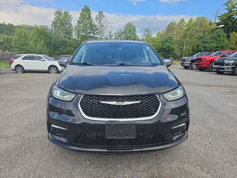 Used 2022 Chrysler Pacifica Limited AWD/4WD image 2
