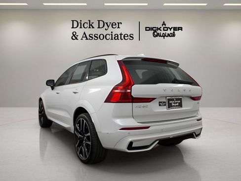 Certified 2023 Volvo XC60 B5 Ultimate w/ Climate Package image 8