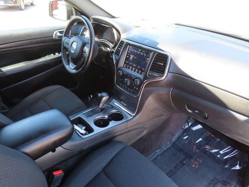 Used 2018 Jeep Grand Cherokee Laredo AWD/4WD image 17