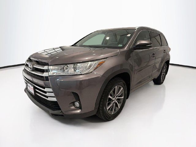 Certified 2017 Toyota Highlander XLE w/ Carpet Mat Package AWD/4WD image 3