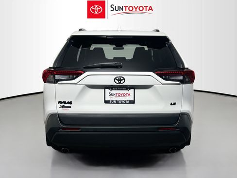 Used 2020 Toyota RAV4 LE FWD image 5