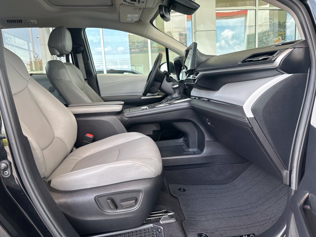 Certified 2025 Toyota Sienna XLE FWD image 15