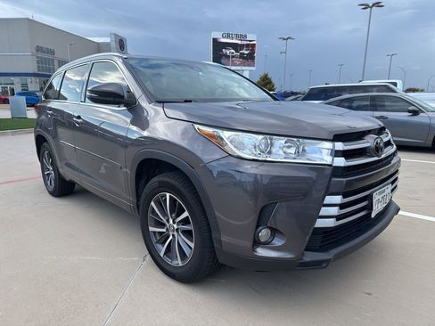 Used 2017 Toyota Highlander XLE image 2