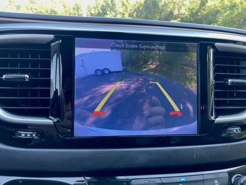 Used 2017 Chrysler Pacifica Touring-L w/ Tire & Wheel Group FWD image 16