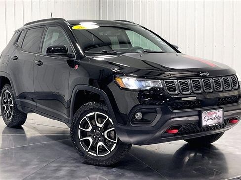 Used 2025 Jeep Compass Trailhawk w/ Sun & Sound Group AWD/4WD image 3